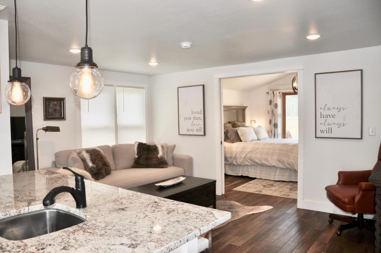 Adorable Bungalow W/ Private Patio Mins Away From Downtown Rapid City Eksteriør bilde