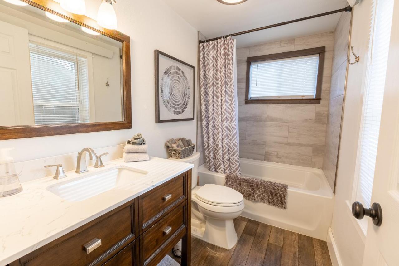 Adorable Bungalow W/ Private Patio Mins Away From Downtown Rapid City Eksteriør bilde